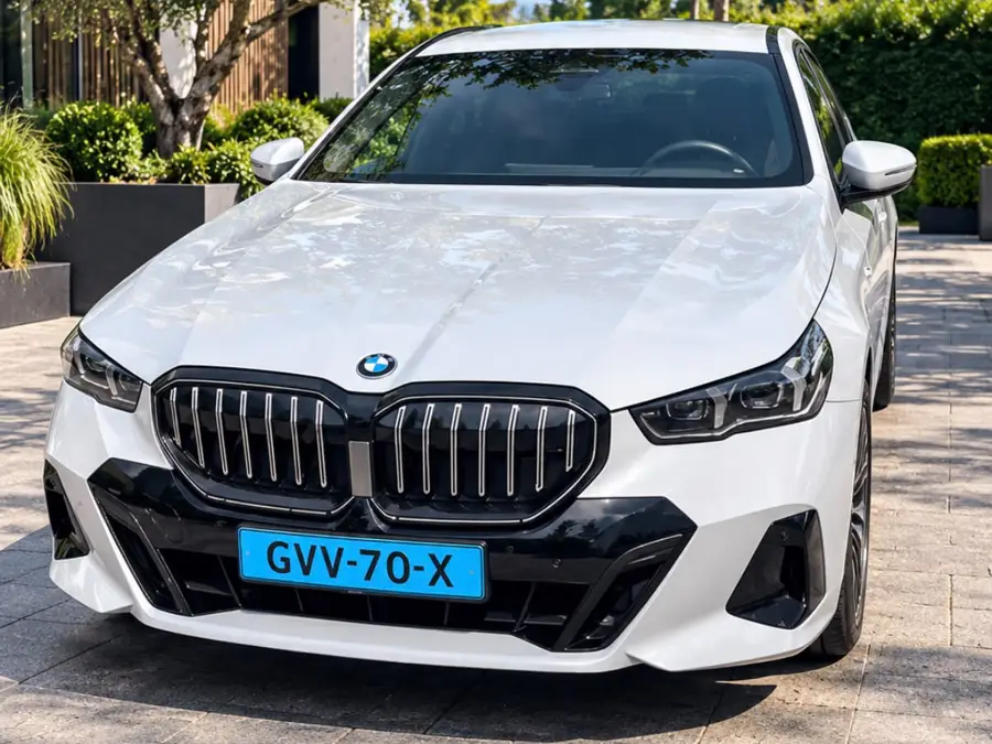 Witte BMW 5-Serie taxi van Taxi Centrale Goirle
